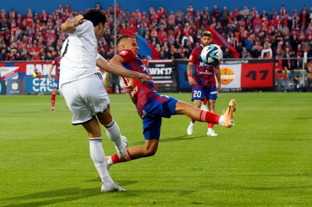 Piłkarze Rakowa Częstochowa wygrali z azerskim Karabachem Agdam 3:2 (0:0) w meczu drugiej rundy eliminacji Ligi Mistrzów. Rewanż odbędzie się 2 sierpnia w Baku.