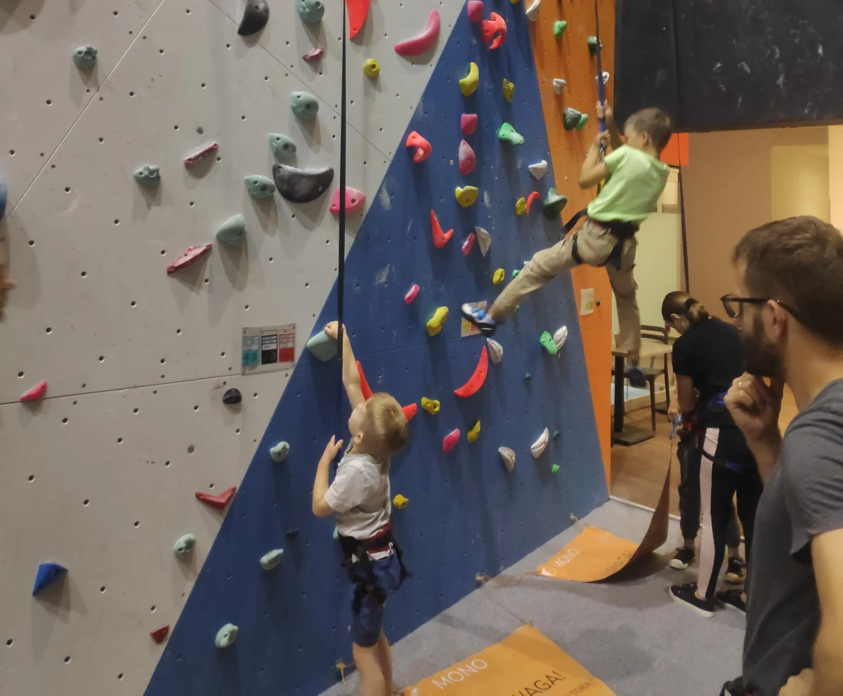 Zajęcia pod okiem instruktorów prowadzone są dla mieszkańców pomorskiej stolicy na ściance wspinaczkowej MONO na Przymorzu.