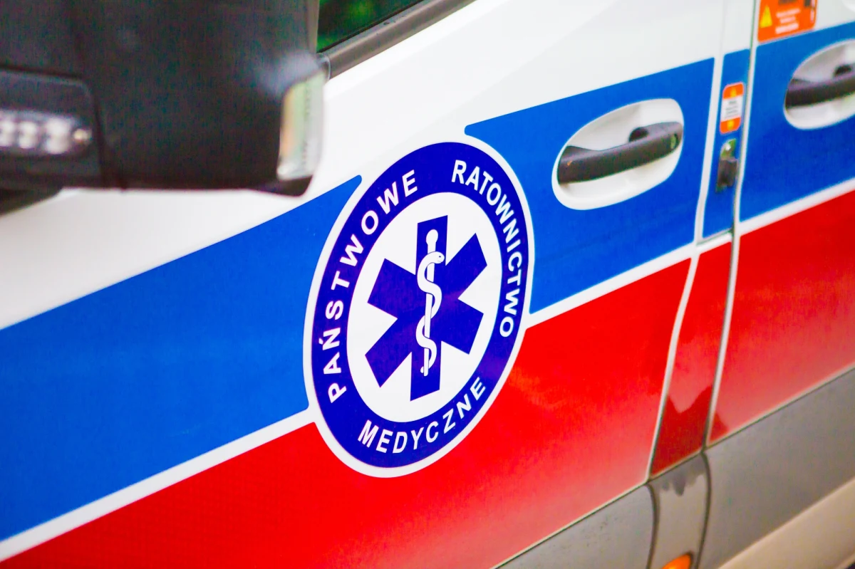 W czwartek rano w Klukowej Hucie na Kaszubach (Pomorskie) doszło do wypadku drogowego, w którym zginęły dwie osoby: 70-letni kierowca i 78-letnia pasażerka. Droga nr 228 między Klukową Hutą a Kartuzami jest zablokowana.