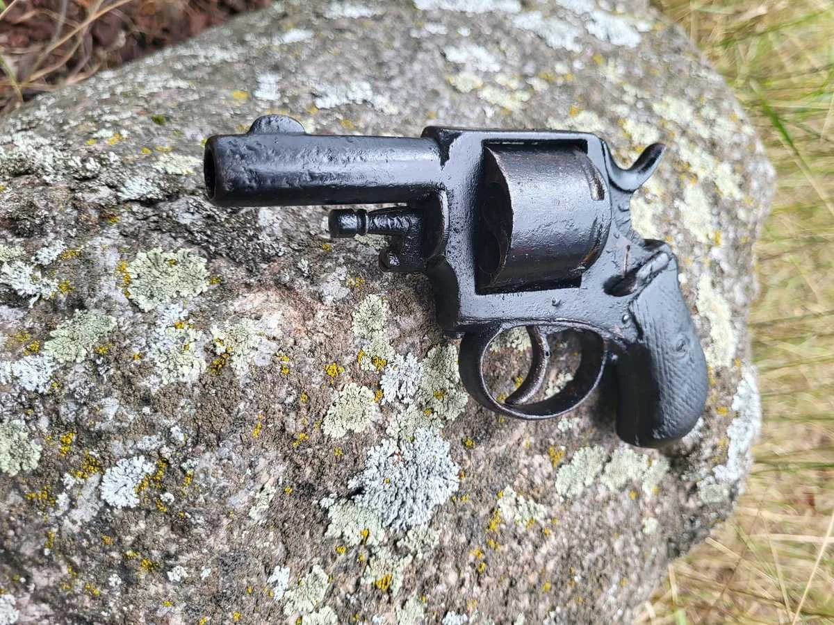 Parczewscy policjanci otrzymali zgłoszenie o rewolwerze znalezionym w ulu. Broń trafi teraz do ekspertyzy.