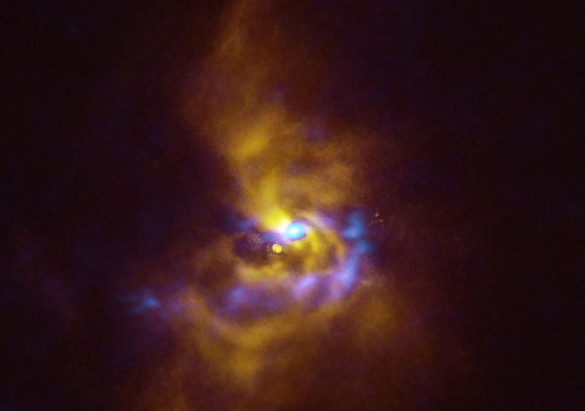 Fotografia udostępniona przez European Southern Observatory wskazuje, jak mogą formować się gazowe olbrzymy, takie jak Jowisz. Astronomowie dostrzegli potężne skupiska pyłu tworzące się w pobliżu młodej gwiazdy.