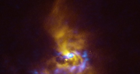 Fotografia udostępniona przez European Southern Observatory wskazuje, jak mogą formować się gazowe olbrzymy, takie jak Jowisz. Astronomowie dostrzegli potężne skupiska pyłu tworzące się w pobliżu młodej gwiazdy.