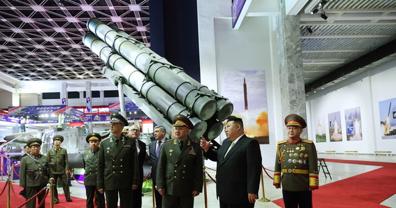 Minister obrony Rosji Siergiej Szojgu przebywa z wizytą w Korei Północnej. Kim Dzong Un oprowadził go po wystawie, prezentującą nową, zakazaną prawem międzynarodowym broń północnokoreańskiego reżimu. 