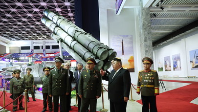 Kim Dzong Un pokazał Szojgu nową zakazaną broń
