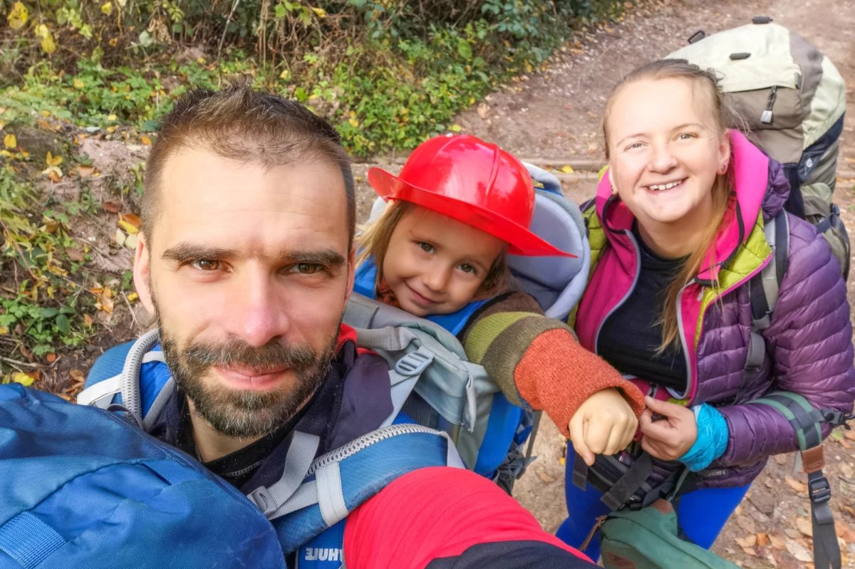 W każdą wakacyjną sobotę w ramach cyklu "Daleko jeszcze?" nasi goście, specjaliści od rodzinnego podróżowania, przybliżają słuchaczom, jak i gdzie spędzić wakacje razem z dziećmi. Tym razem wybieramy się wspólnie z Justyną i Krystianem Zającami, którzy po świecie wędrują razem z małym Radkiem, do naszych południowych sąsiadów, Czech i Słowacji. "Czeska kraina potrafi zaskakiwać i wydaje mi się, że ma takie perełki, których nie mamy po swojej stronie granicy" - tak do odwiedzenia Czech zachęcał Krystian Zając, który razem z żoną Justyną prowadzi popularny w sieci blog podróżniczy "Hasające Zające".