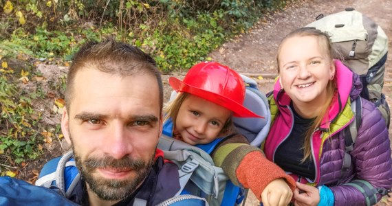 W każdą wakacyjną sobotę w ramach cyklu "Daleko jeszcze?" nasi goście, specjaliści od rodzinnego podróżowania, przybliżają słuchaczom, jak i gdzie spędzić wakacje razem z dziećmi. Tym razem wybieramy się wspólnie z Justyną i Krystianem Zającami, którzy po świecie wędrują razem z małym Radkiem, do naszych południowych sąsiadów, Czech i Słowacji. "Czeska kraina potrafi zaskakiwać i wydaje mi się, że ma takie perełki, których nie mamy po swojej stronie granicy" - tak do odwiedzenia Czech zachęcał Krystian Zając, który razem z żoną Justyną prowadzi popularny w sieci blog podróżniczy "Hasające Zające".