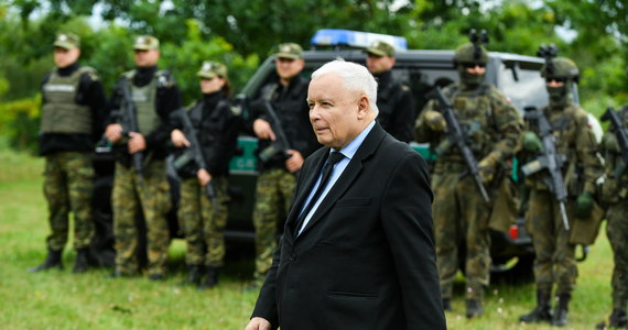 Jarosław Kaczyński wizytował w czwartek okolice polsko-białoruskiej granicy. "Mamy zamiar rozbudować ten tzw. płot wzdłuż granicy. On ma objąć wszystkie te miejsca, gdzie go jeszcze w tej chwili nie ma, gdzie nie ma przeszkody wodnej takiej jak Bug" - mówił w Kodniu wicepremier.