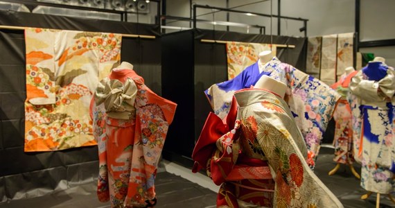 Japońskie kimona i dodatki do nich można podziwiać na wystawie w Muzeum Teatru im. Henryka Tomaszewskiego we Wrocławiu. Piękne i niepowtarzalne wzory łączą się z prostotą kroju.   
