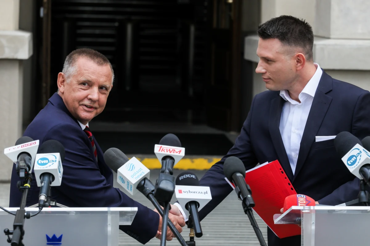 W zeszłym tygodniu lider Konfederacji Sławomir Mentzen ogłosił, że Jakub Banaś będzie jednym z liderów warszawskiej listy jego ugrupowania w wyborach do Sejmu. Dziś Mentzen wystąpił na konferencji prasowej razem z szefem Najwyższej Izby Kontroli, ojcem Jakuba, Marianem Banasiem. „Konfederacja deklaruje całkowite poparcie suwerenności NIK i wzmocnienie jej uprawnień” – mówił Banaś. 