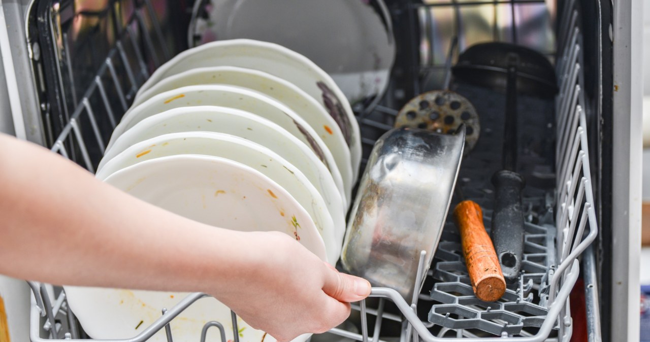 Dlaczego zmywarka nie domywa? Sposoby na czyste naczynia