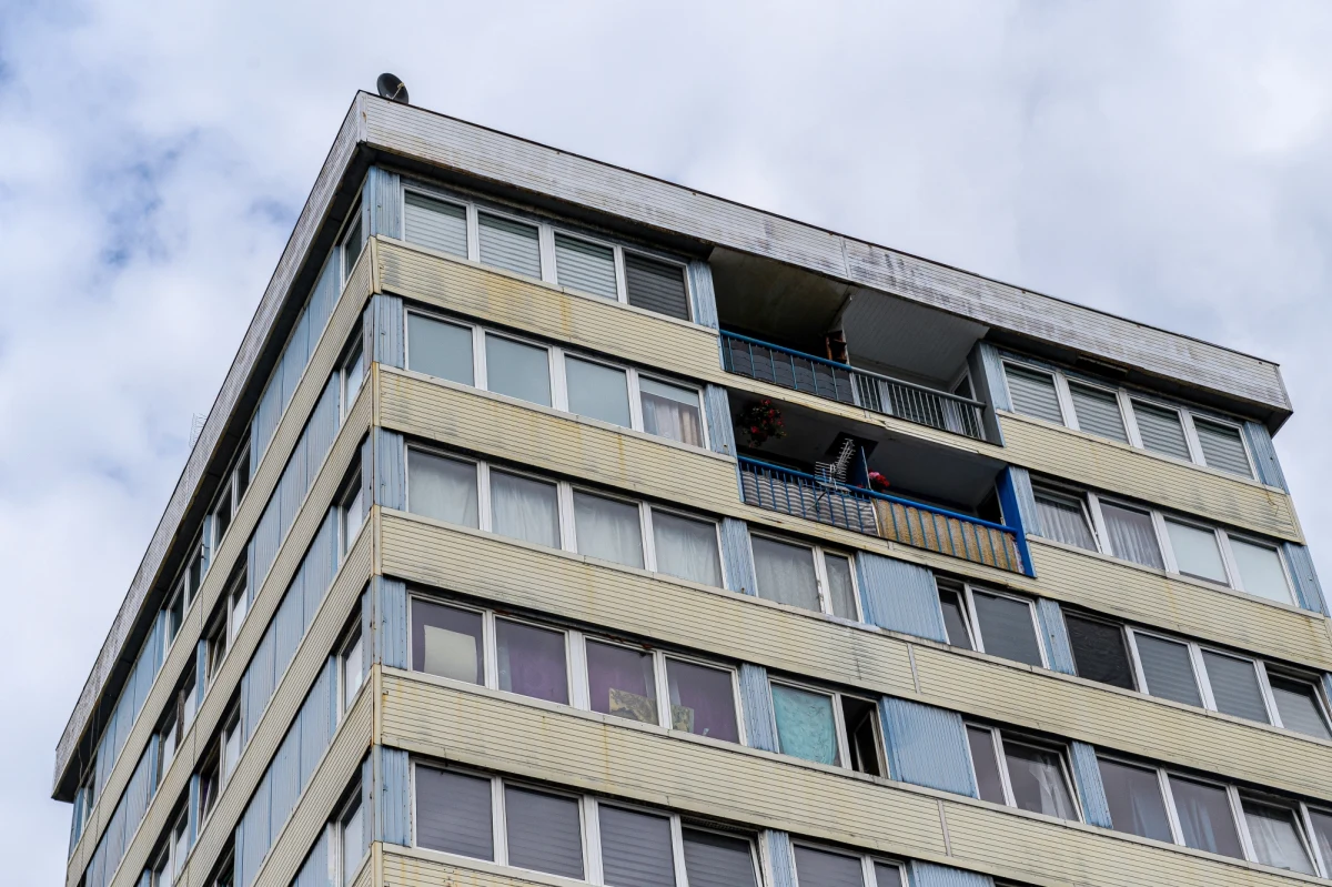 Mieszkańcy Trzonolinowca we Wrocławiu usłyszeli, że grozi im ewakuacja w związku z fatalnym stanem budynku. Ekspertyza przygotowana przez zarządcę budynku jest wadliwa - uważa powiatowy inspektor nadzoru budowalnego i nakazuje sporządzić kolejną. 