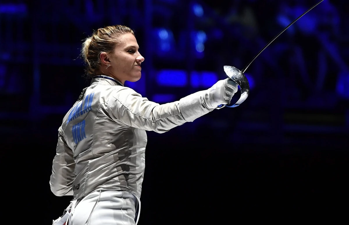 Afera na szermierczych mistrzostwach świata w Mediolanie. Utytułowana Ukrainka Ołha Charłan, po wygranej 15:7 ze startującą po neutralną flagą Rosjanką Anną Smirnową, nie podała ręki rywalce. Ukraińska szablistka została zdyskwalifikowana.