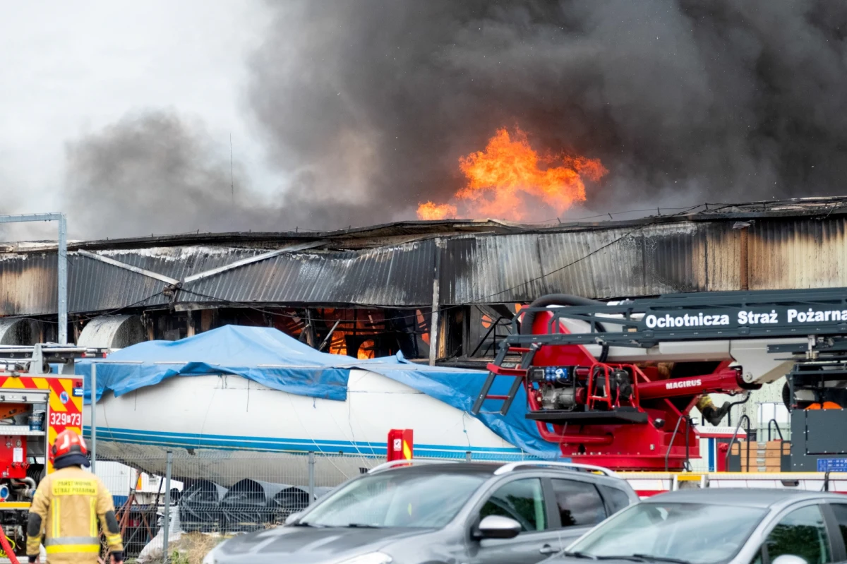 Około 120 strażaków walczyło z pożarem hali zakładu produkcyjnego w podpoznańskim Luboniu. Z miejsca zdarzenia, jeszcze przed przybyciem służb, ewakuowało się 15 osób. Działania na miejscu pożaru powoli dobiegają końca.