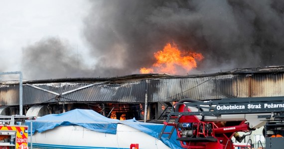 Około 120 strażaków walczyło z pożarem hali zakładu produkcyjnego w podpoznańskim Luboniu. Z miejsca zdarzenia, jeszcze przed przybyciem służb, ewakuowało się 15 osób. Działania na miejscu pożaru powoli dobiegają końca.