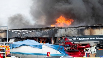 Pożar hali w Luboniu. Z ogniem walczyło 120 strażaków