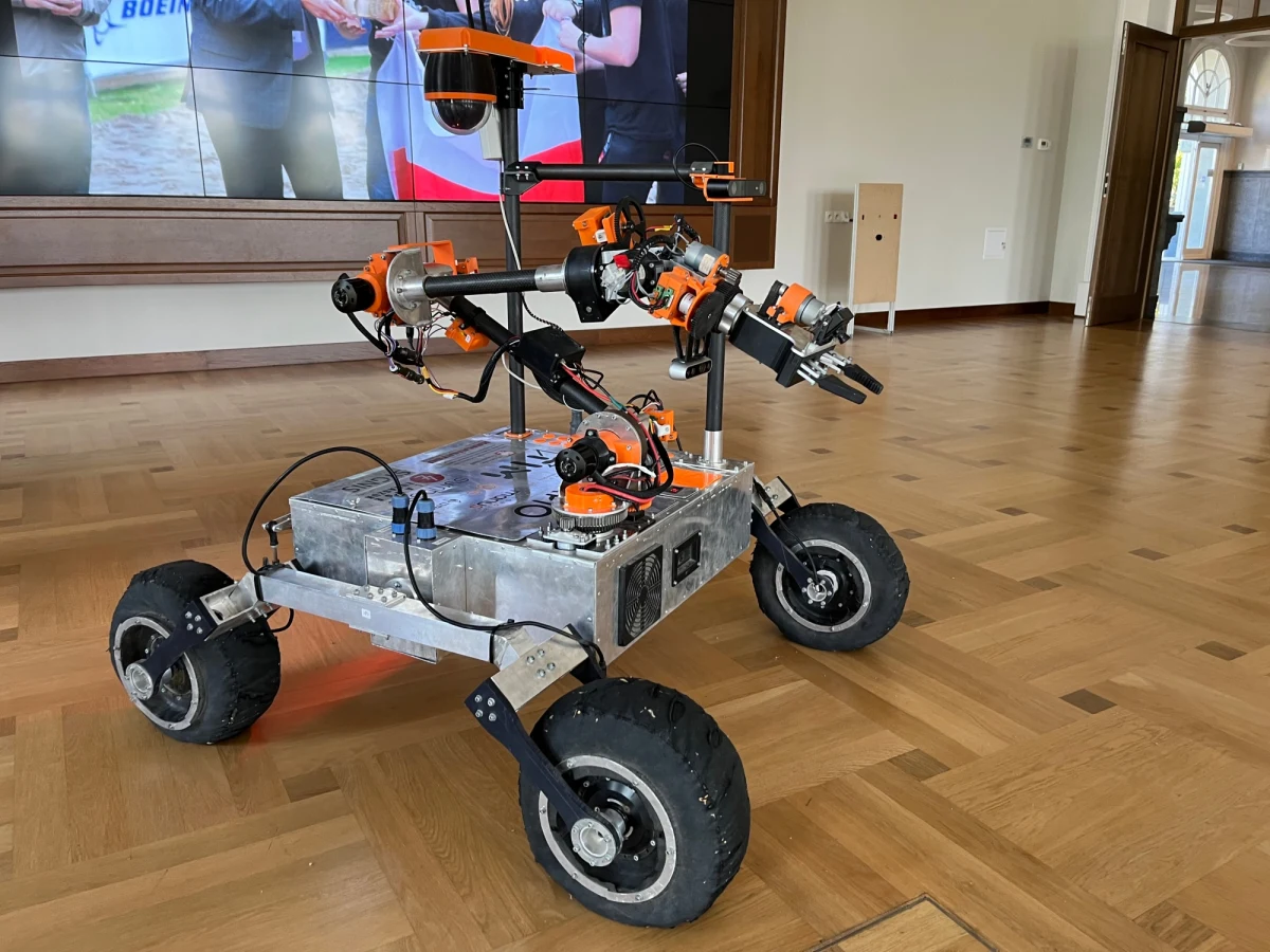 Studencki łazik marsjański z Politechniki Wrocławskiej wygrał międzynarodowe zawody w Turcji. Waży 48 kilogramów i ma 4 koła. Może poruszać się z maksymalną prędkością 20 kilometrów na godzinę. Poradzi sobie także na nierównej powierzchni. To jednak tylko niewielka część jego możliwości.