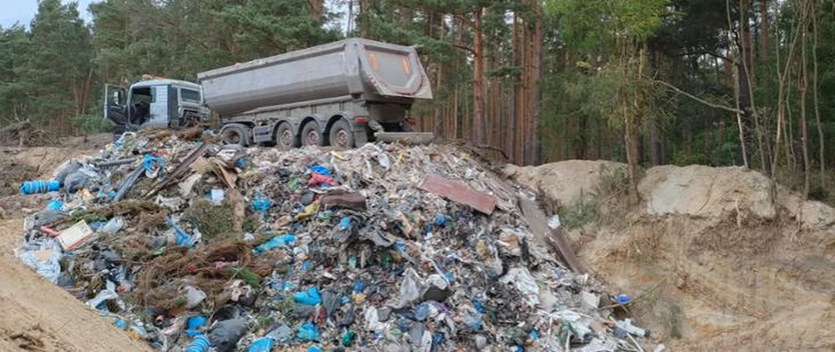 ​8 osób usłyszało zarzuty za zrzucanie nielegalnych odpadów koło Wołowa na Dolnym Śląsku. Dwie z nich zostały tymczasowo aresztowane. To właśnie one miały kierować przestępczym procederem.