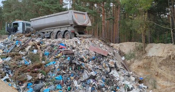 ​8 osób usłyszało zarzuty za zrzucanie nielegalnych odpadów koło Wołowa na Dolnym Śląsku. Dwie z nich zostały tymczasowo aresztowane. To właśnie one miały kierować przestępczym procederem.