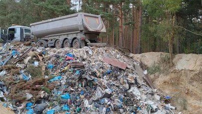 Nielegalne śmieci niedaleko Wołowa. Są zarzuty i aresztowania