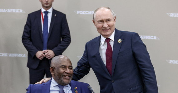 Przywódcy 17 afrykańskich państw stawili się w Petersburgu na szczycie Rosja-Afryka. Cztery lata temu na podobnym spotkaniu było ich 45. W tym samym czasie szef MSZ Ukrainy Dmytro Kułeba objeżdża Afrykę.
