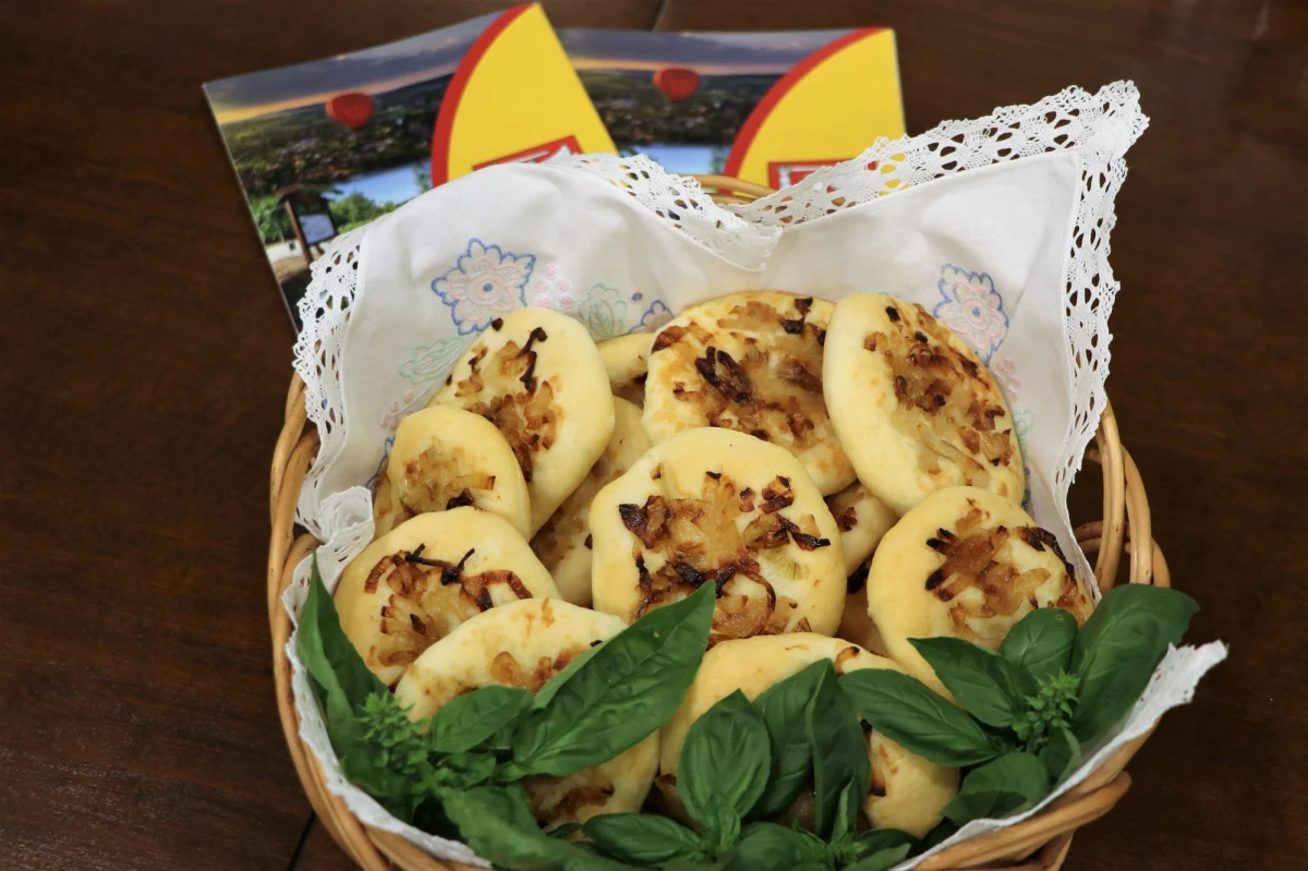 W pierwszy weekend sierpnia warto odwiedzić Gdów w Małopolsce. Odbędzie się tam czwarty festiwal Podpłomyka Plebańskiego, czyli tradycyjnego regionalnego przysmaku, wypiekanego tam od pokoleń. Zaplanowano między innymi koncerty i warsztaty, w czasie których pod okiem gospodyń wiejskich będzie można samodzielnie spróbować wypiekania podpłomyka.