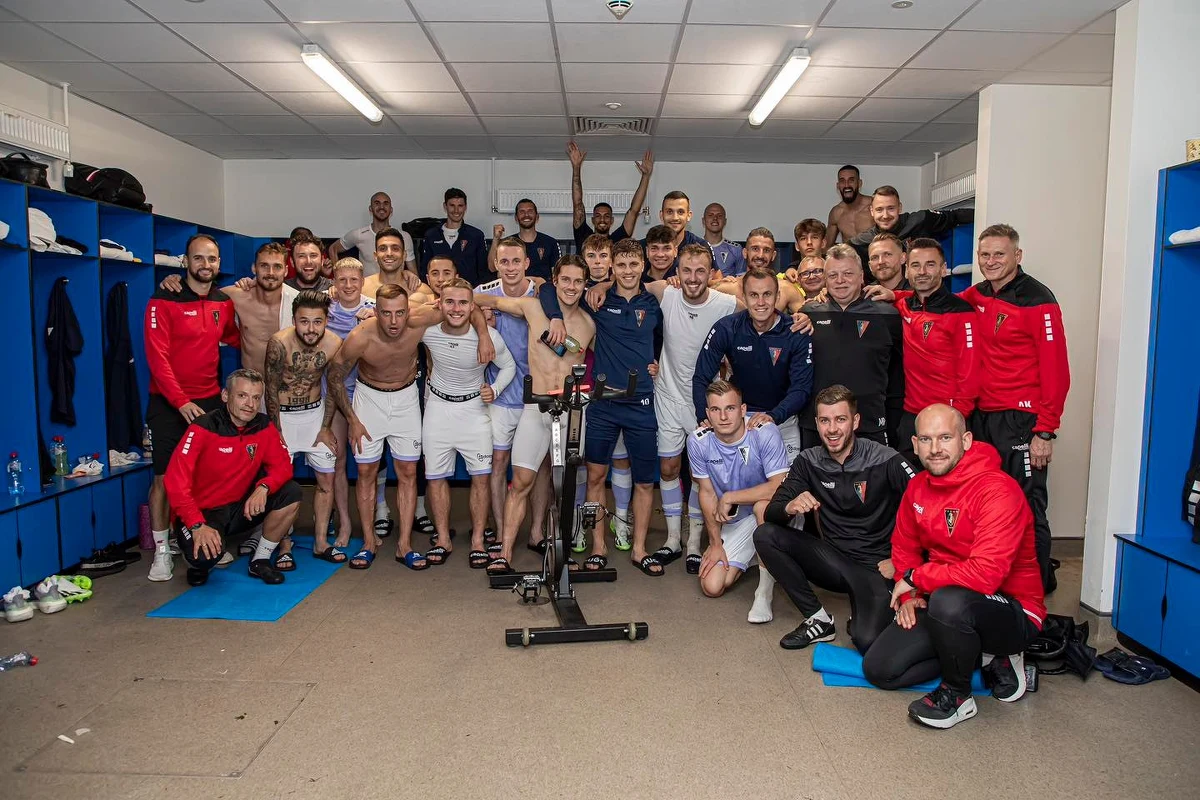 Piłkarze Pogoni Szczecin pokonali w Belfaście Linfield FC 5:2 (2:0) w pierwszym meczu 2. rundy kwalifikacyjnej Ligi Konferencji. Rewanż odbędzie się 3 sierpnia w Polsce.