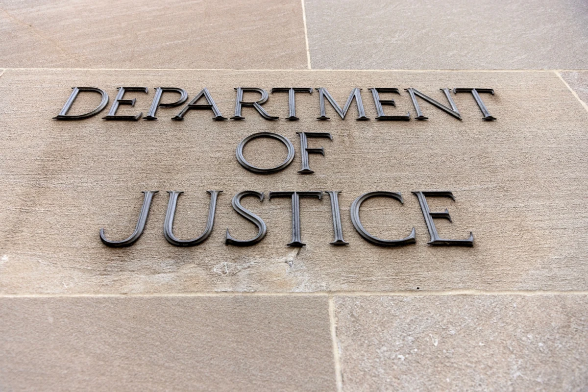 Specjalny prokurator Jack Smith ogłosił w czwartek trzy nowe zarzuty przeciwko Donaldowi Trumpowi w sprawie przetrzymywania przez niego tajnych dokumentów. Śledczy zarzucają byłemu prezydentowi, że wraz z dwoma podwładnymi nakazał skasowanie zapisu z kamer monitoringu, by ukryć go przed prokuraturą.