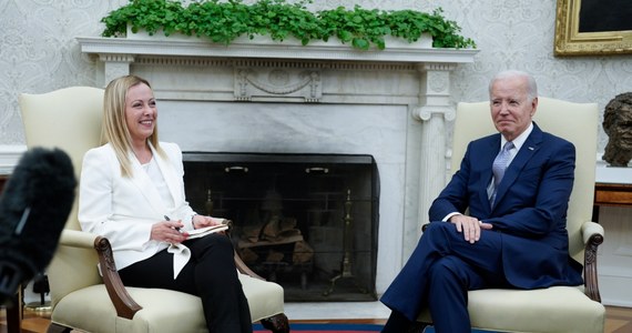Stany Zjednoczone i Włochy będą kontynuowały wsparcie dla Ukrainy tak długo, jak to jest konieczne, w celu osiągnięcia sprawiedliwego i trwałego pokoju szanującego integralność terytorialną - oznajmili prezydent USA Joe Biden i premier Włoch Giorgia Meloni we wspólnym oświadczeniu po ich spotkaniu w Białym Domu. Przywódcy rozmawiali też o napływie migrantów z Afryki.