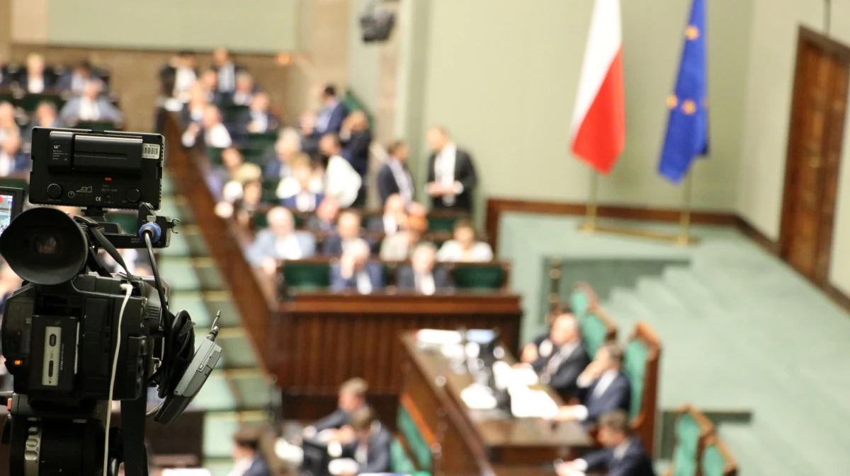 Posłowie swoje wakacyjne plany muszą jednak wstrzymać. Prawo i Sprawiedliwość jeszcze w sierpniu zwoła dodatkowe posiedzenie Sejmu - dowiedzieli się dziennikarze RMF FM. Ostatnie obrady przed wakacjami miały się rozpocząć dziś, ale politycy nie zdążyli ze wszystkimi pracami. To oznacza, że urlopowe wyjazdy będą musiały zaczekać, a posłowie będą musieli zjechać do Warszawy w dniach 16-17 sierpnia. 
