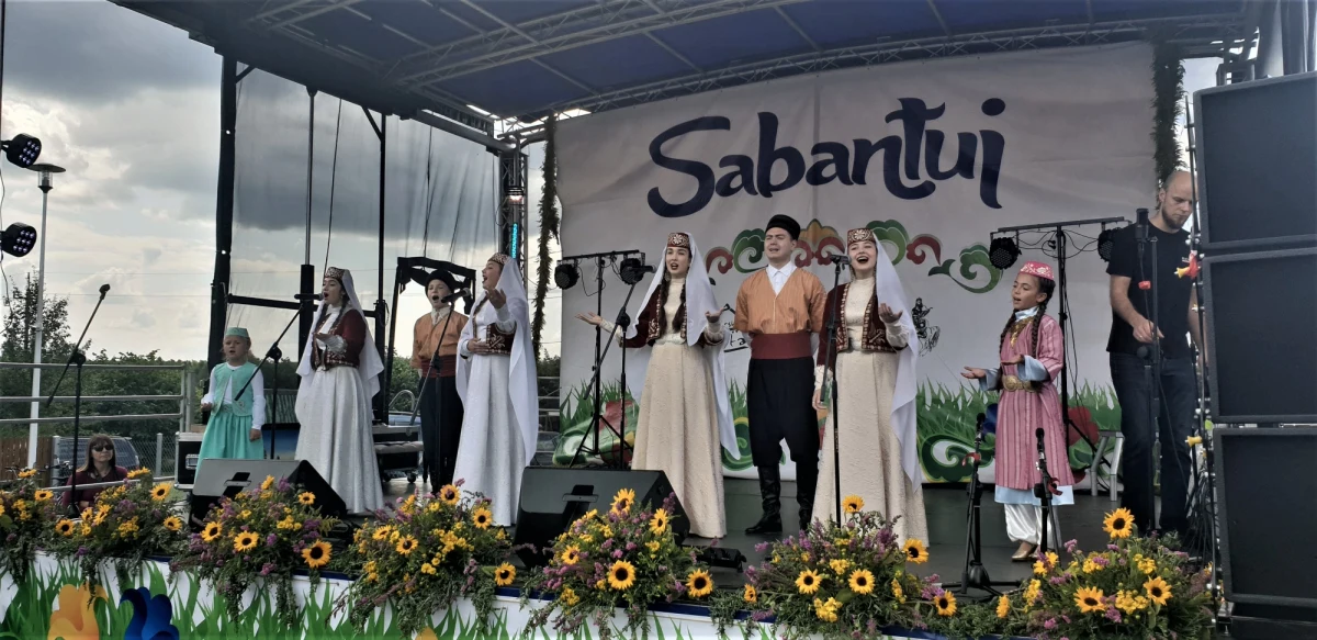 „Jest scenka, kiedy polski król Jan III Sobieski nadaje ziemie Tatarom. To jest początek. Prowadzący mówi: Proszę wstać, król idzie! I monarcha wchodzi, i się wszystko zaczyna” – opisuje to rekonstrukcyjne przedstawienie Dżenneta Bogdanowicz. Razem z mężem - Mirosławem – odwiedzili studio RMF FM w Krakowie, aby zaprosić na tegoroczne obchody tatarskiego święta Sabantuj w Kruszynianach. Właściciele Tatarskiej Jurty w rozmowie z Bogdanem Zalewskim opowiadali o tym wyjątkowym punkcie na mapie Polski, o niezwykle malowniczym i nasyconym historią regionie, o historii i obecnym życiu Tatarów oraz ich bogatej kuchni. Tego wszystkiego można doświadczyć osobiście podczas tegorocznego święta Sabantuj w Kruszynianach na Podlasiu – w sobotę 29 lipca 2023 r. 