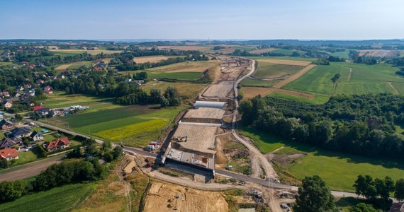 Ruch pojazdów ul. Centralną pod wiaduktem na budowanej trasie S7 w Pielgrzymowicach zostanie przywrócony w poniedziałek 31 lipca.