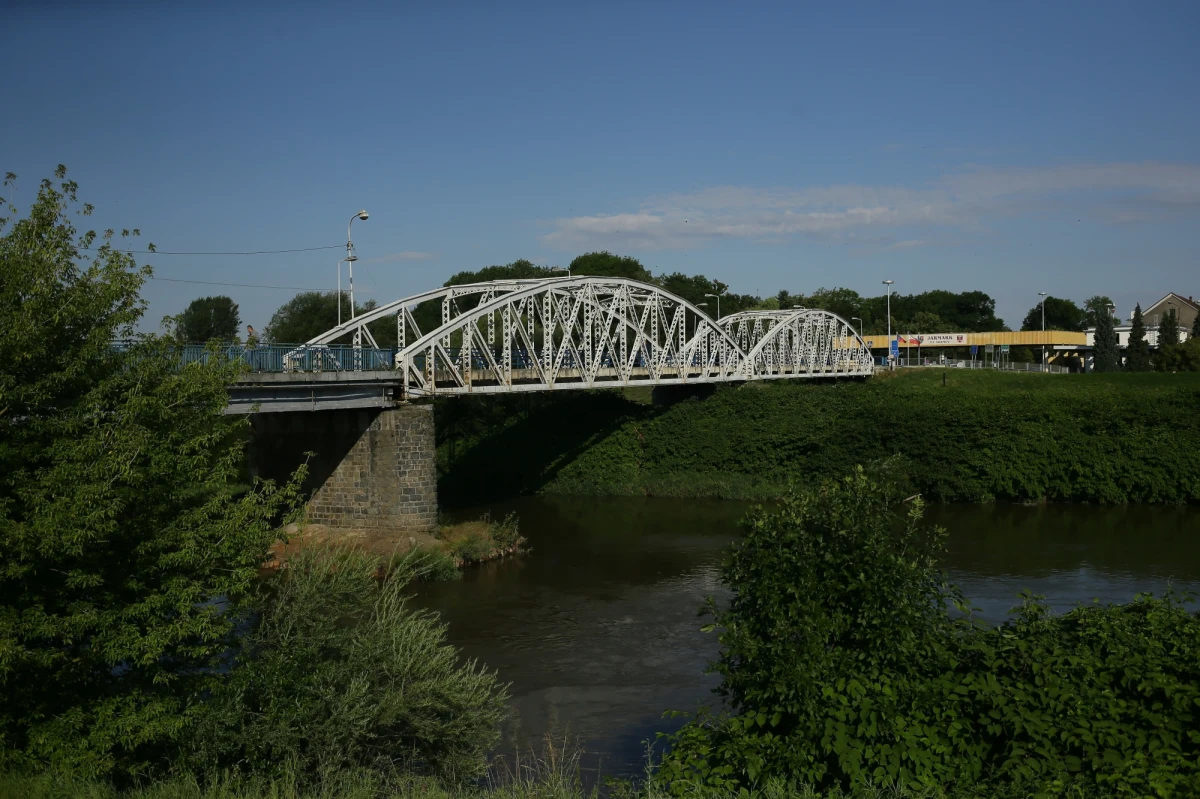 Kończy się akcja odławiania śniętych ryb w Chałupkach na Śląsku. Dziś rano w rejonie mostu i przy specjalnych zaporach na rzece nie było już żadnych padłych zwierząt. Śnięte ryby od środy niosła woda od strony Czech