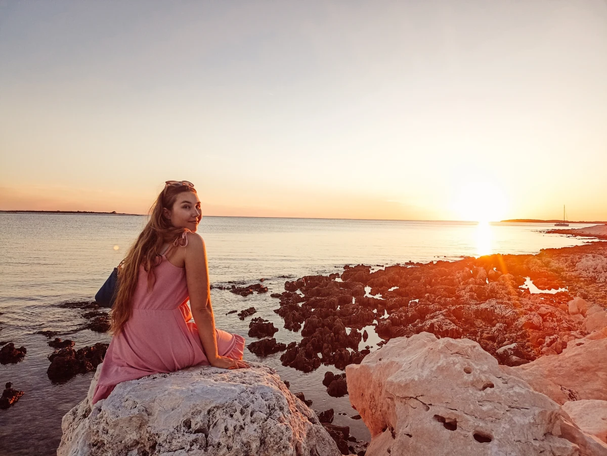 Chorwacja - to kolejny kraj, który odwiedzamy razem z Magdaleną Karwat-Marek w ramach letniego cyklu "Wiem, dokąd jadę" w internetowym Radiu RMF24. Jak Chorwatom żyje się po zmianie waluty? O czym porozmawiać z Chorwatem i co Chorwaci sądzą o Polakach? I czy to prawda, że w Chorwacji odpowiednikiem parawaningu jest ‘ręcznikowaning’? O tym wszystkim opowiada nam mieszkająca w Splicie Klaudia Franičević. 