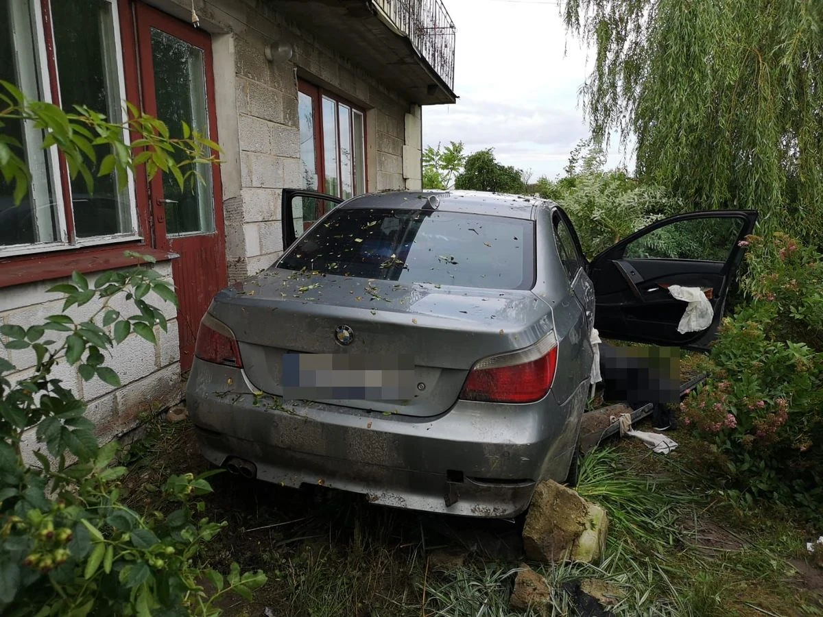 Czterech młodych mężczyzn jechało bmw, które w Zawitale na Lubelszczyźnie z impetem wjechało na posesję. Auto staranowało ogrodzenie i zatrzymało się na stercie gruzu. Mężczyźni byli pod wpływem alkoholu, żaden z nich nie przyznał się do kierowania.   

