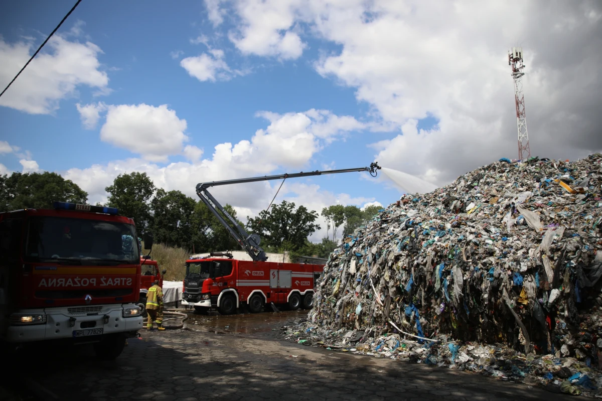 Śledztwo w sprawie składowiska odpadów w Nowym Miszewie na Mazowszu zostanie przejęte przez prokuraturę okręgową w Płocku. To na tym składowisku, które pod lupą służb jest już od półtora roku wybuchł pożar.
