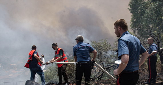 Na południu Europy szaleje fala pożarów, potęgowana przez utrzymujące się upały. Najgroźniej było w Grecji, ale żywioł nie ominął też włoskich wysp. O sytuacji na Sycylii opowiadała w Radiu RMF24 mieszkająca tam od 13 lat Joanna Pióro, prowadząca blog "Szlakami Sycylii". "W niektórych miejscach ludzie byli uwięzieni między palącymi się zboczami wzgórz a morzem" - mówiła polska przewodniczka w rozmowie z Piotrem Salakiem.