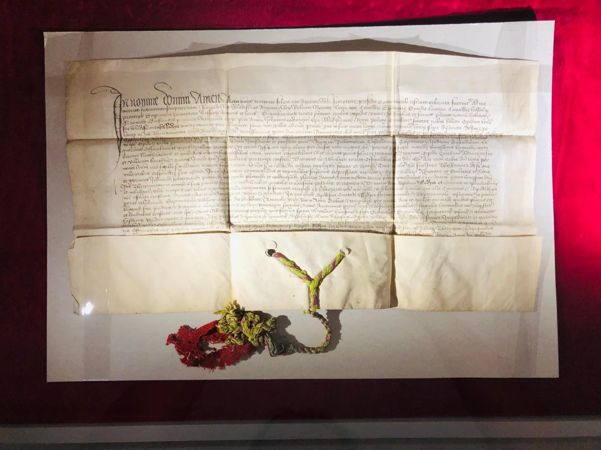 Najcenniejszy i unikatowy dokument historyczny, związany z Łodzią: akt renowacyjny miasta można od dziś oglądać w Muzeum Miasta Łodzi. „To taka wisienka na torcie obchodów 600-lecia Łodzi” – podkreśla dyrektor muzeum Magda Komarzeniec. Macie tylko 8 dni, by go zobaczyć!  