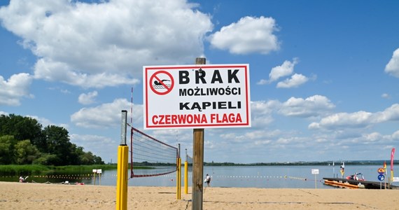 W związku z pojawieniem się sinic na kąpielisku w Dąbiu wprowadzono zakaz kąpieli - poinformował w piątek szczeciński magistrat. Zakaz obowiązuje do odwołania.