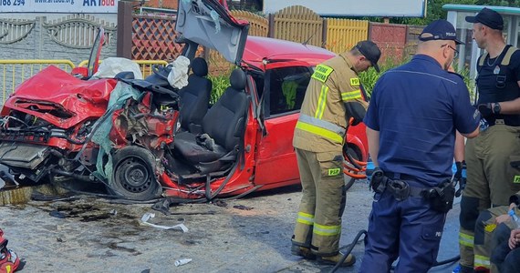 65-letni kierowca zginął w samochodzie zmiażdżonym przez ciężarowego mercedesa. Do wypadku doszło w miejscowości Gołębiewko gm. Trąbki Wielkie (woj. pomorskie).