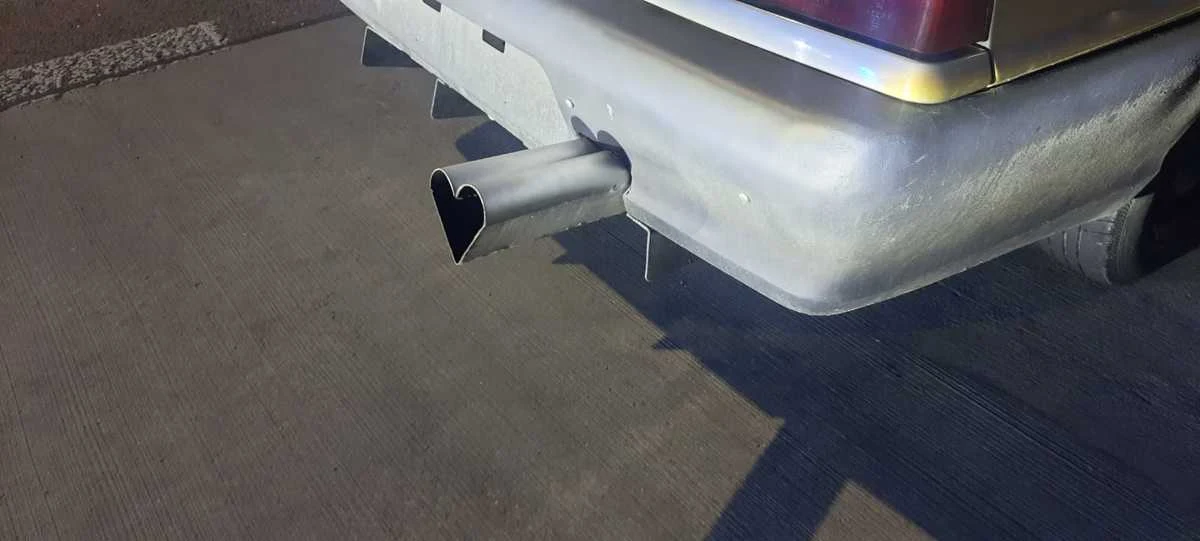 Zatrzymaniem dowodu rejestracyjnego i mandatem zakończyła się kontrola drogowa dla 23-letniego mieszkańca Lublina. Mężczyzna został ukarany za przerobione elementy poloneza. Funkcjonariusze zwrócili też uwagę na rurę wydechową w kształcie … serca.