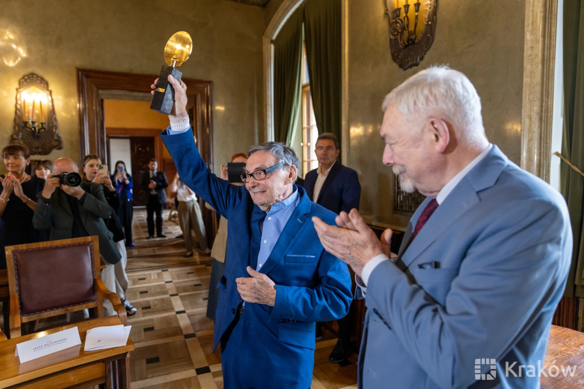 Dziennikarz, historyk, były więzień obozu Auschwitz-Birkenau Marian Turski został odznaczony medalem "Za mądrość obywatelską". Wyróżnienie przyznaje krakowski miesięcznik "Kraków i świat".

