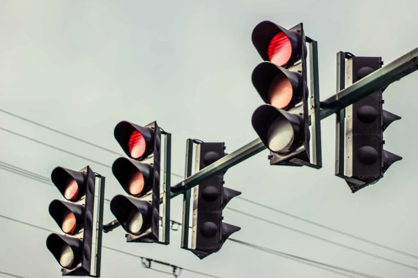 Wciskasz sprzęgło przed światłami? Mechanik już zaciera ręce