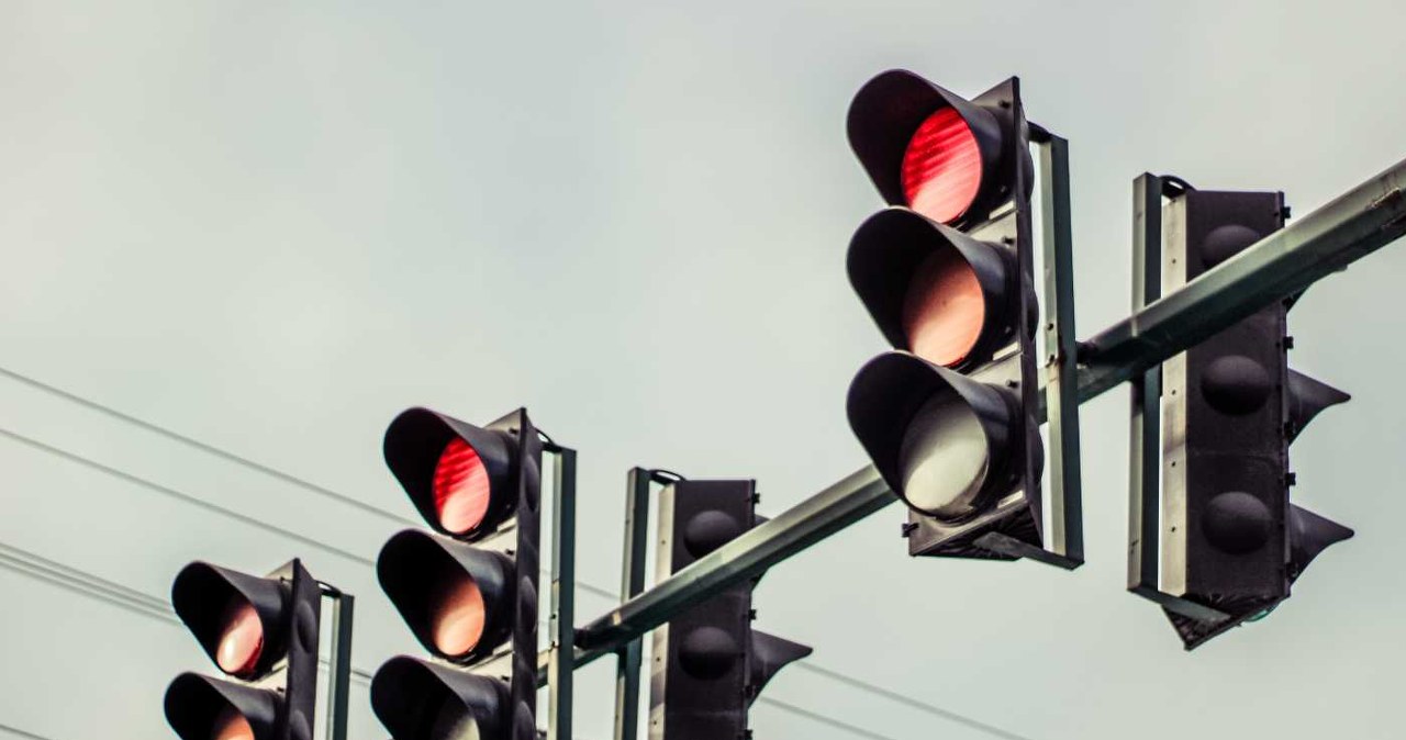 Wciskasz sprzęgło przed światłami? Mechanik już zaciera ręce