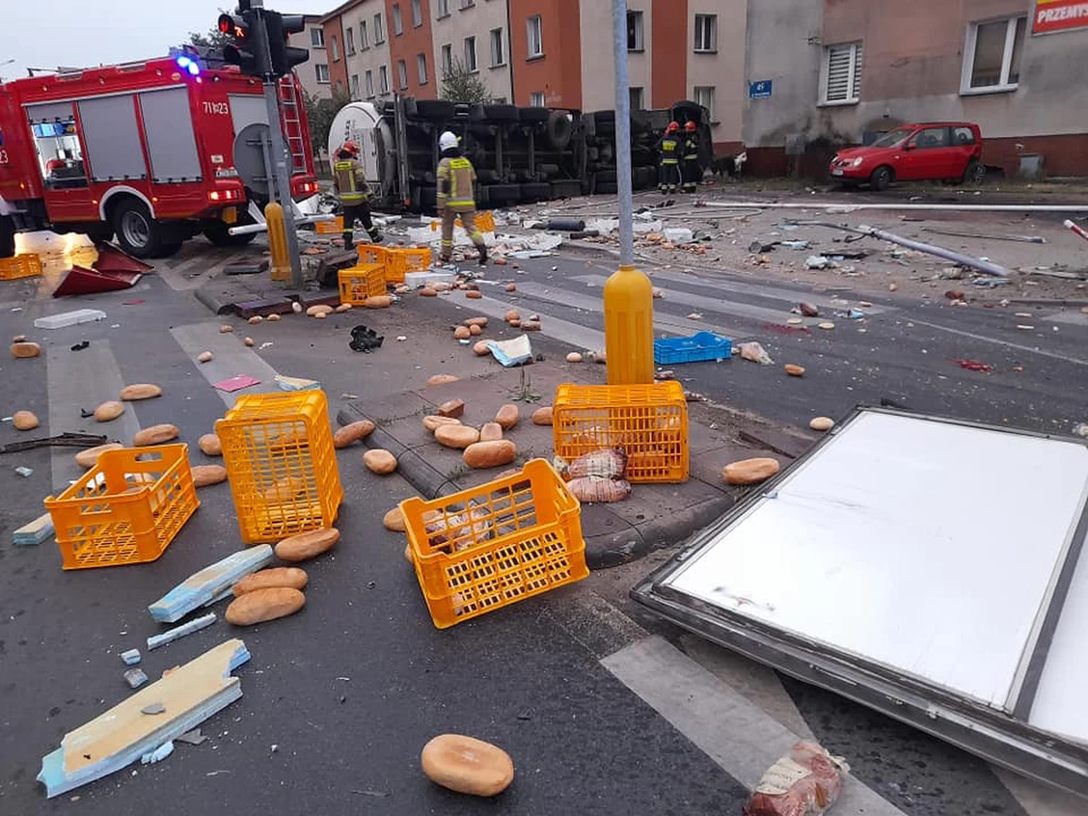 Cysterna przewożąca zboże zderzyła się z samochodem dostawczym w centrum Żuromina. Dwie osoby zostały ranne. Z cysterny na skrzyżowanie wysypała się pasza, a z dostawczaka na ulicę wypadło pieczywo.