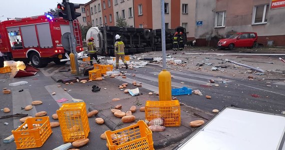 Cysterna przewożąca zboże zderzyła się z samochodem dostawczym w centrum Żuromina. Dwie osoby zostały ranne. Z cysterny na skrzyżowanie wysypała się pasza, a z dostawczaka na ulicę wypadło pieczywo.