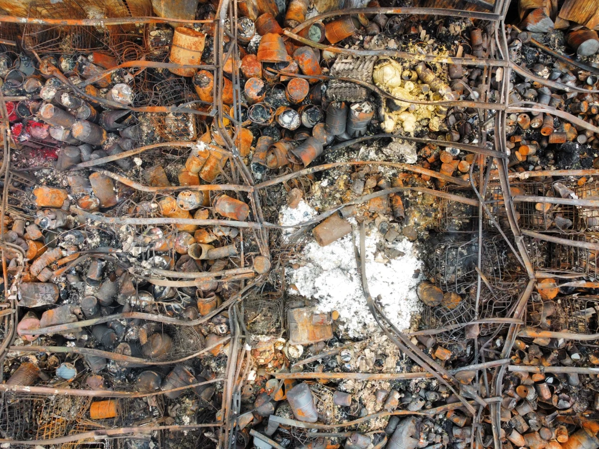 Prokuratura Okręgowa w Zielonej Górze potwierdza, że hala z chemikaliami w Przylepie, która zapaliła się w ubiegły weekend - nie miała monitoringu miejskiego. "Zabezpieczono monitoringi, które były zlokalizowane w pobliskich halach przez prywatnych przedsiębiorców" - przekazała rzeczniczka prasowa Prokuratury Okręgowej w Zielonej Górze - prokurator Ewa Antonowicz. Na miejscu pożaru przeprowadzone zostały oględziny z udziałem biegłych. 