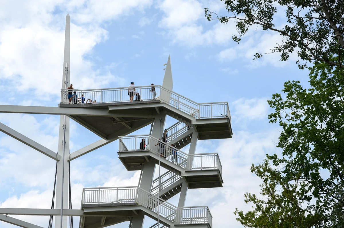 Oficjalnie otwarto kładkę pieszo-rowerową w Owińskach. Nowy obiekt ma ponad 130 metrów długości i połączył ze sobą gminy Czerwonek, Suchy Las i Miasto Poznań.