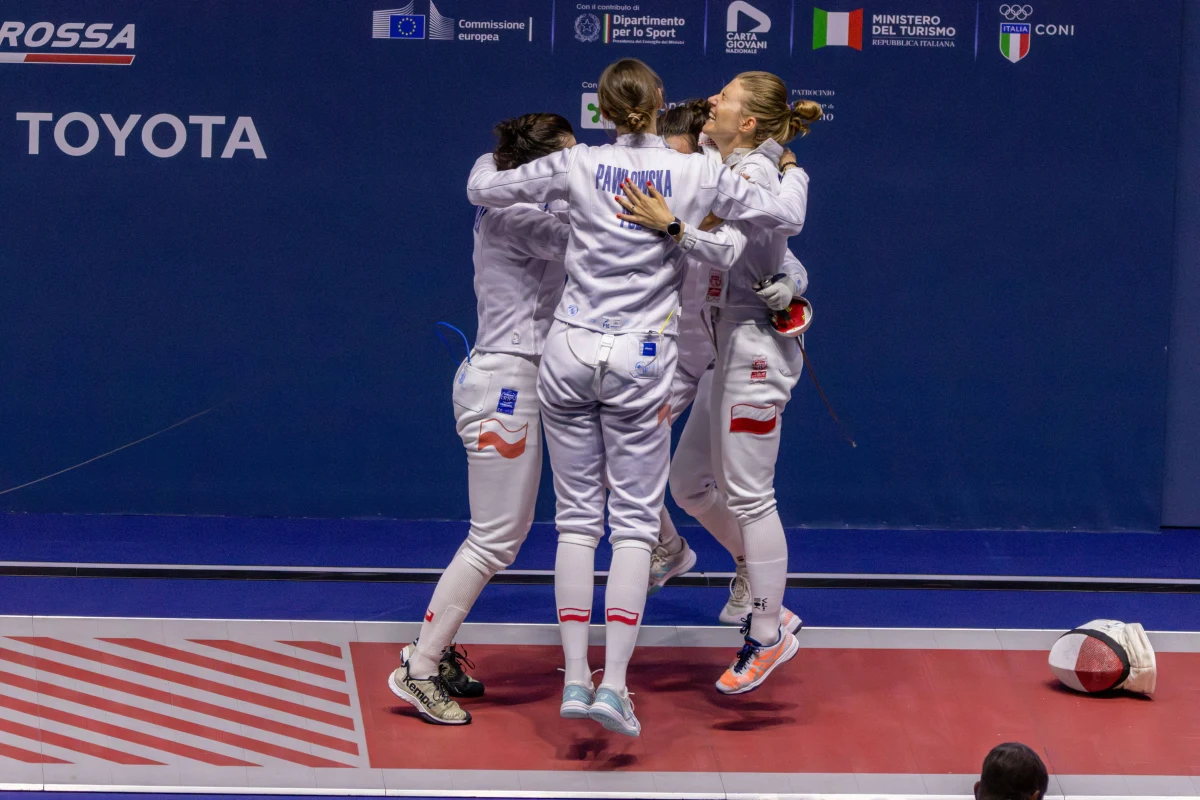 Mistrzostwo świata dla Polski! Drużyna naszych szpadzistek wywalczyła w Mediolanie złoty medal MŚ, pokonując w finale Włoszki 32:28. Ten triumf oznacza, że Polki są bliskie awansu na igrzyska olimpijskie w Paryżu w 2024 roku.