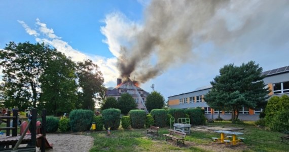 Pożar domu wielorodzinnego w Górkach w Wielkopolsce. Zapaliło się poddasze. Informację i zdjęcia z miejsca zdarzenia dostaliśmy na Gorącą Linię RMF FM. 