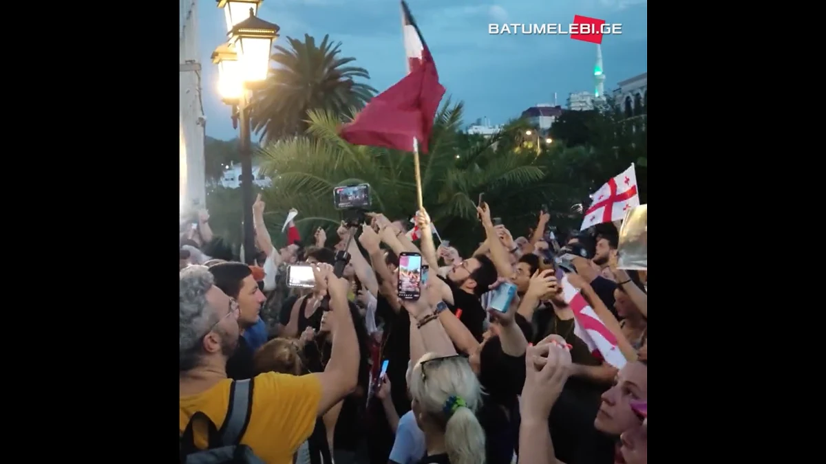 Rosyjscy turyści, którzy na statku wycieczkowym przypłynęli do Batumi, nie będą dobrze wspominać swojego pobytu w Gruzji. Przed wycieczkowcem odbył się protest mieszkańców kurortu. Sprzeciw Gruzinów był tak duży, że statek wczoraj musiał opuścić port.